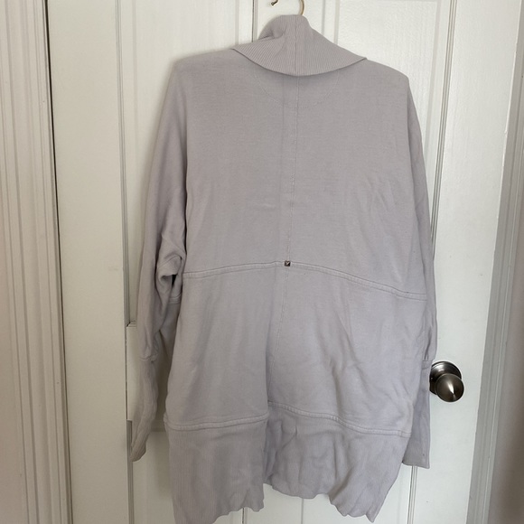 Aritzia sweater - Picture 3 of 4